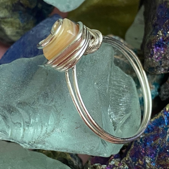 Natural cut seashell ring - Picture 2 of 3